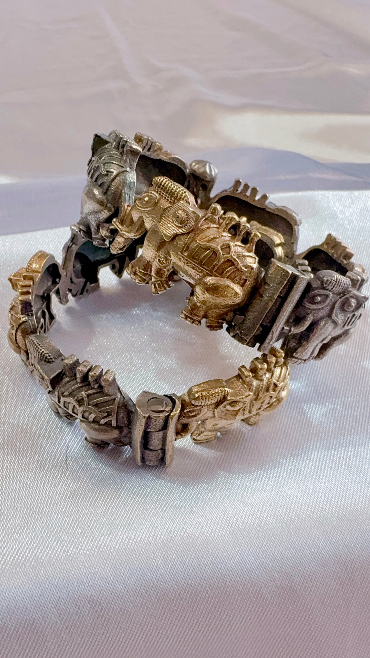 Screw type oxidized bangle
