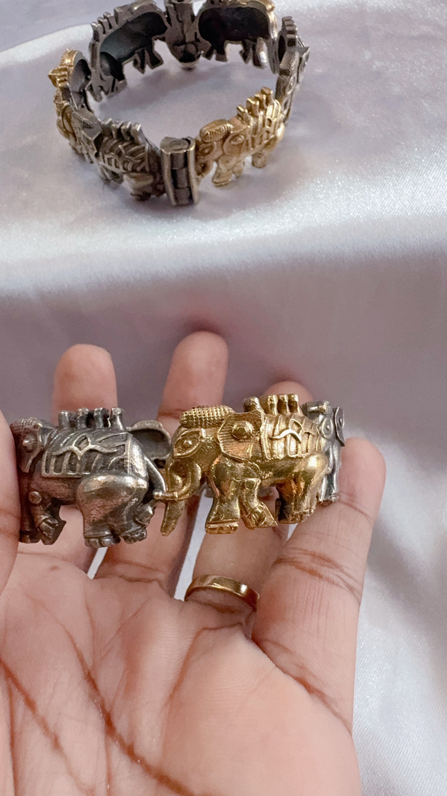 Screw type oxidized bangle