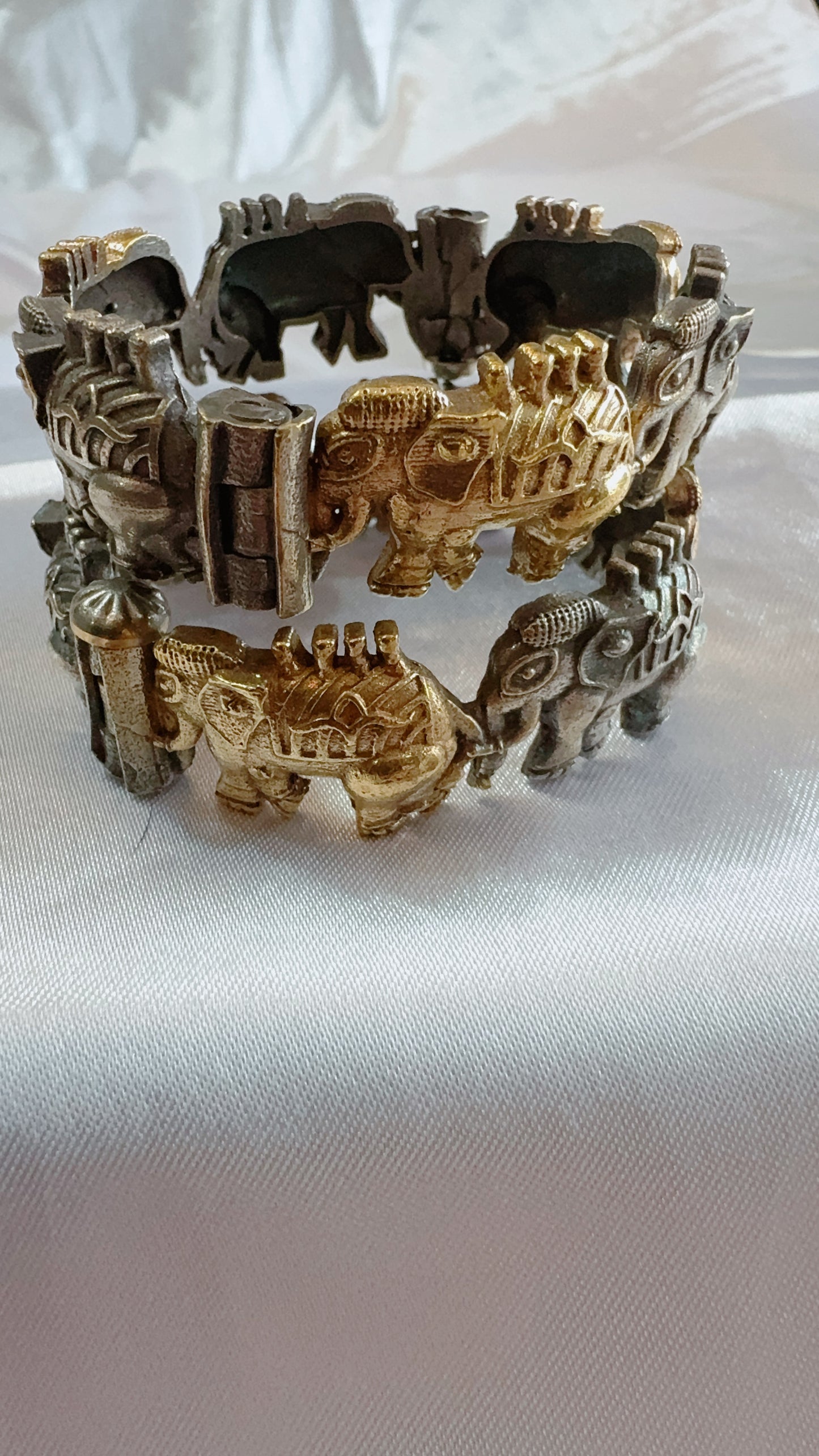 Screw type oxidized bangle