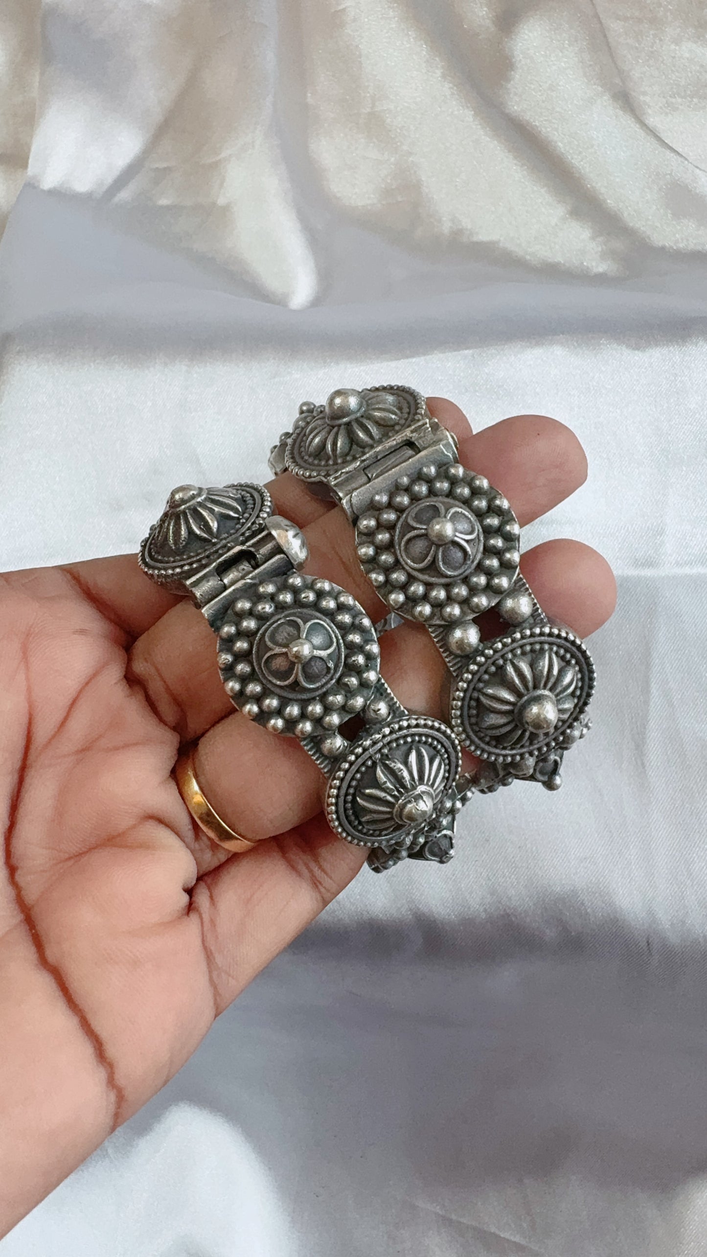 Screw type oxidized bangle
