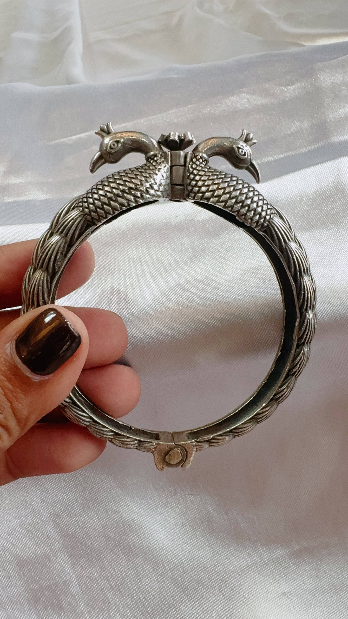 Screw type oxidized bangle