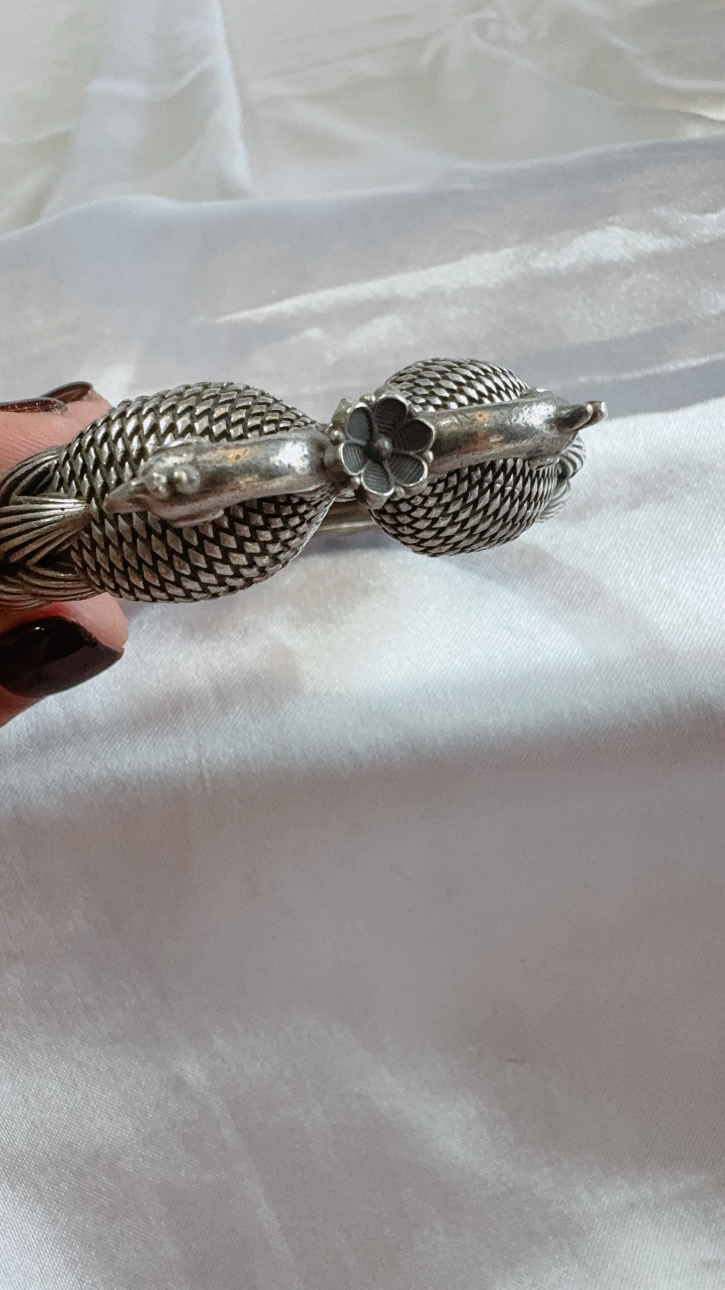Screw type oxidized bangle