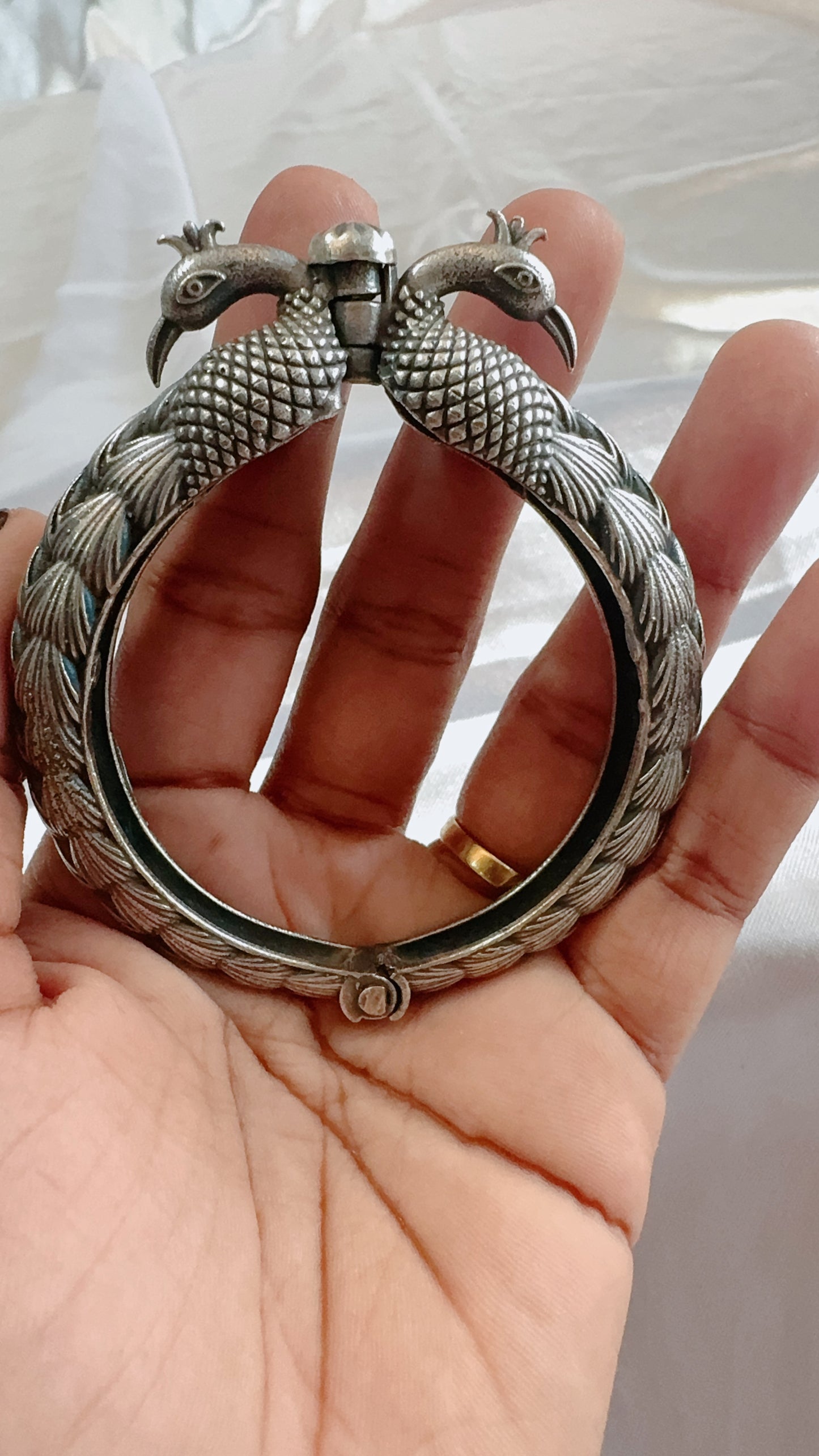 Screw type oxidized bangle