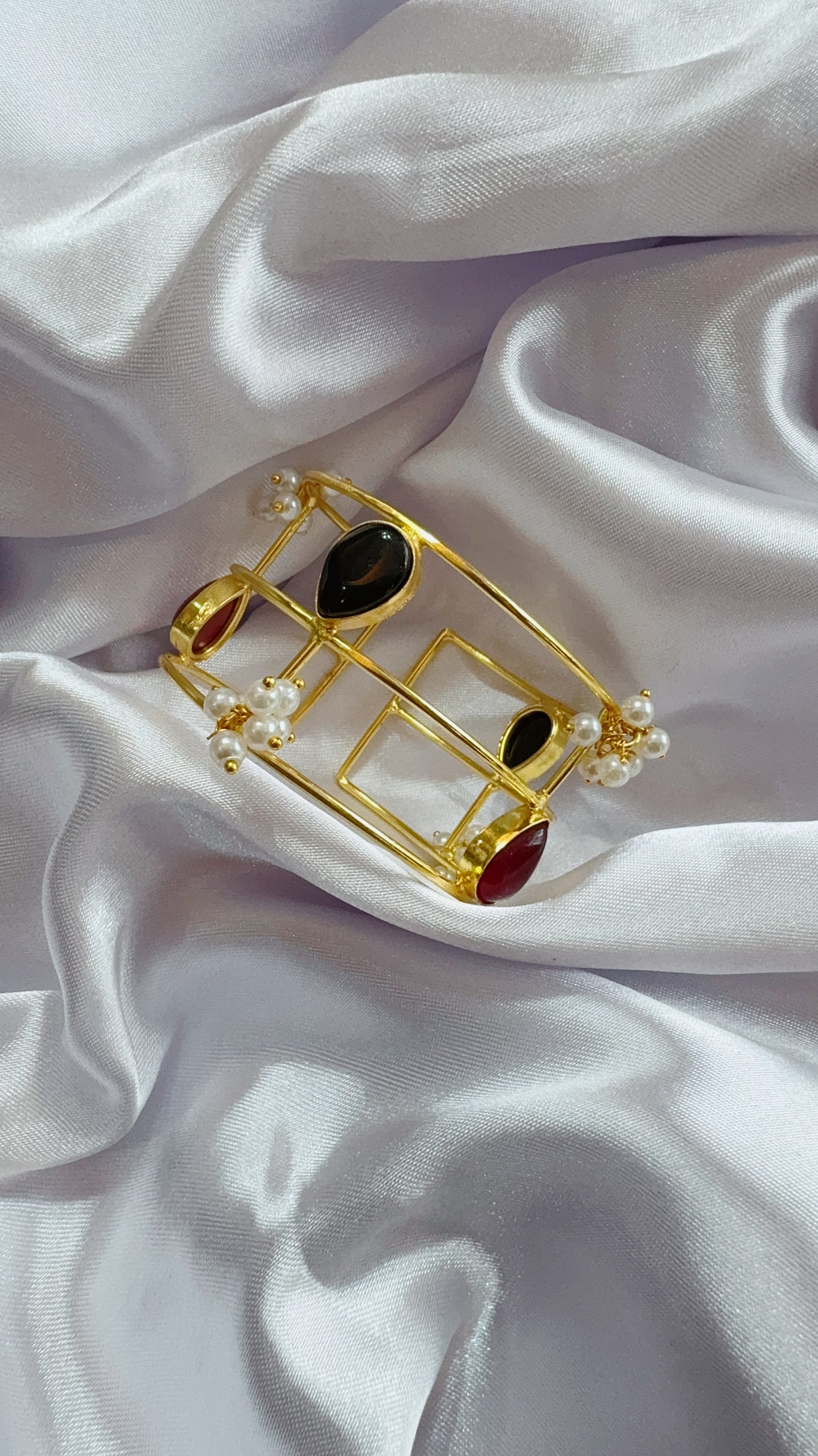 Elegant hand cuff with Pearls