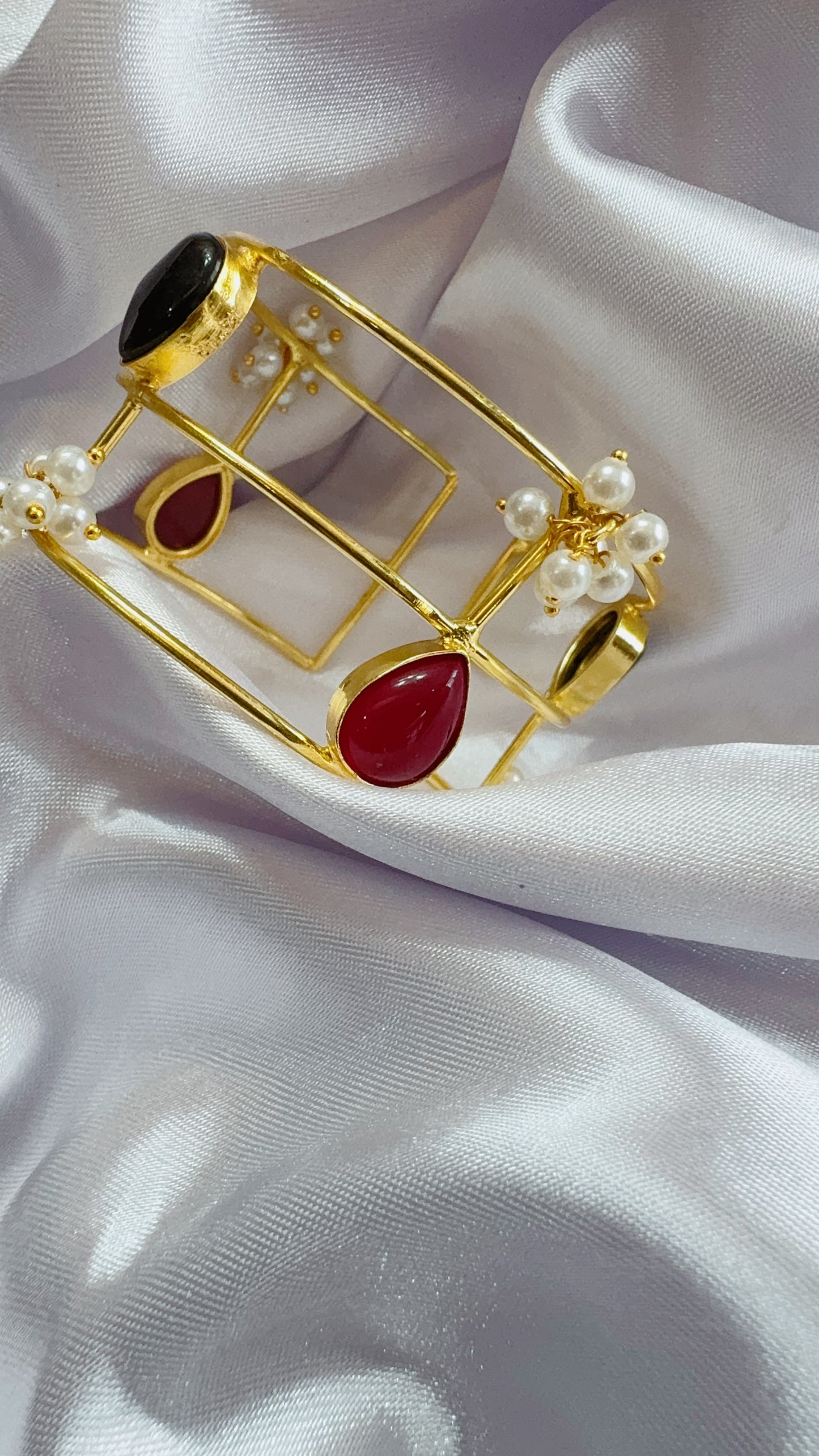 Elegant hand cuff with Pearls