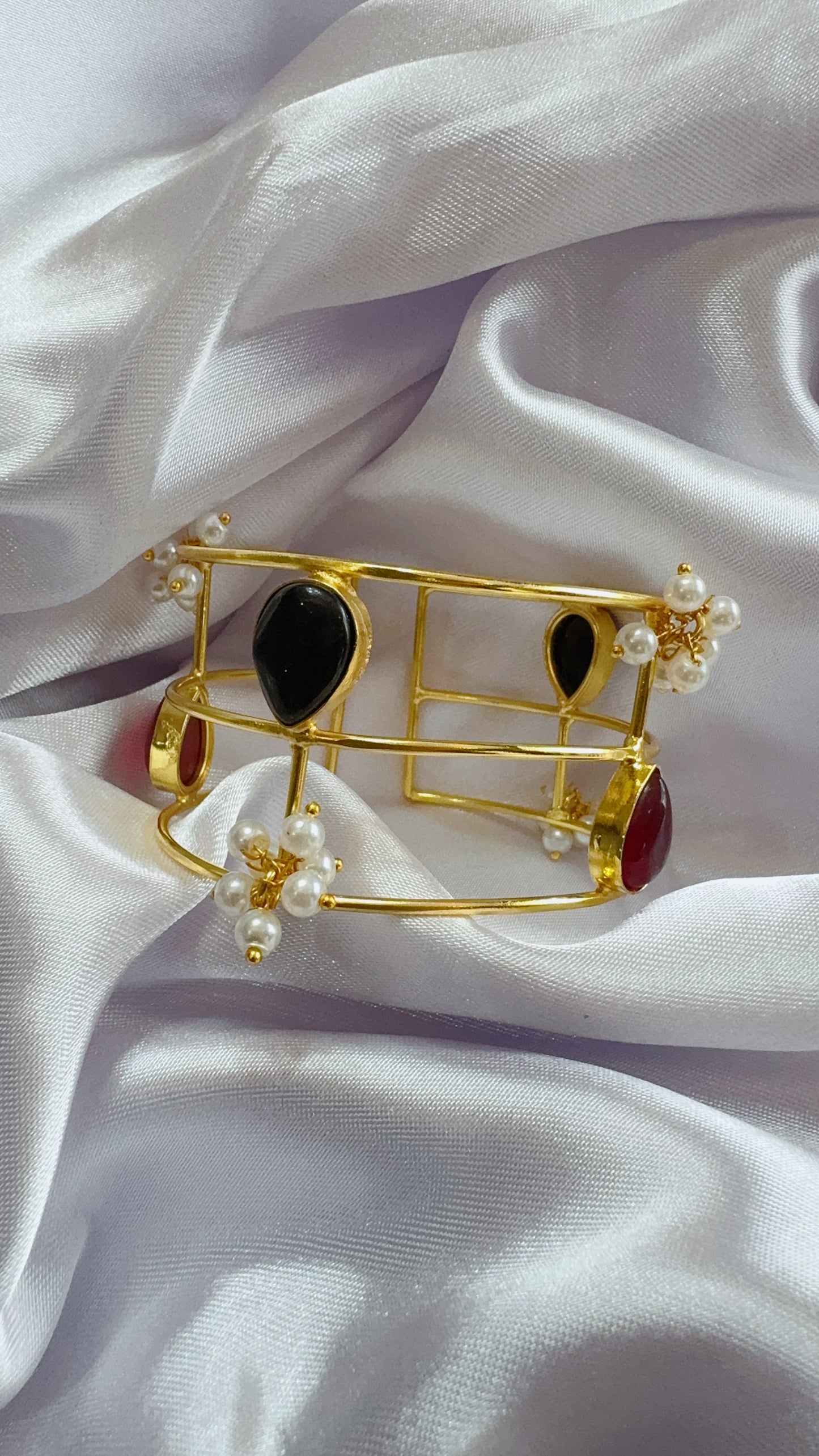 Elegant hand cuff with Pearls