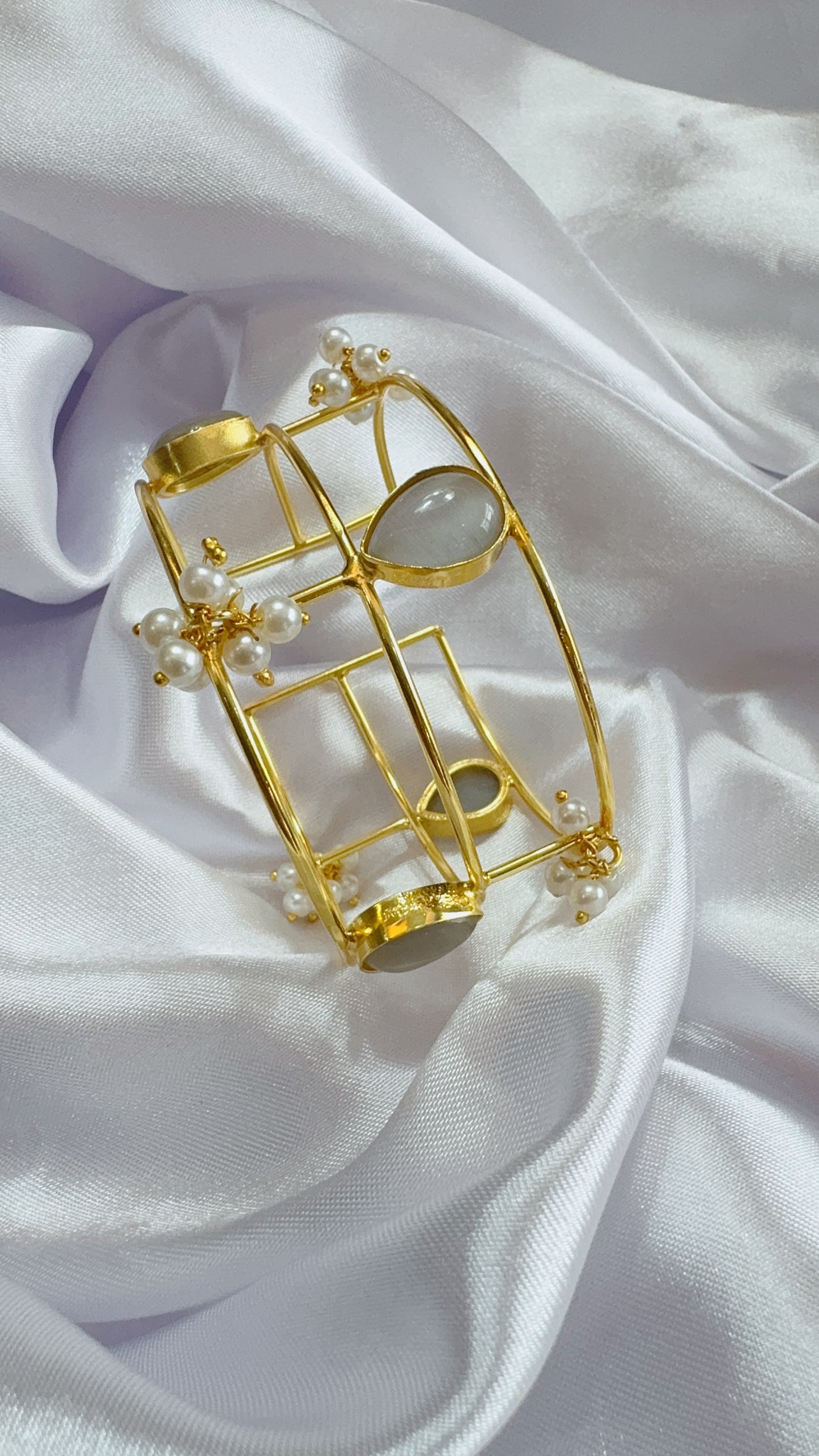Elegant hand cuff with Pearls
