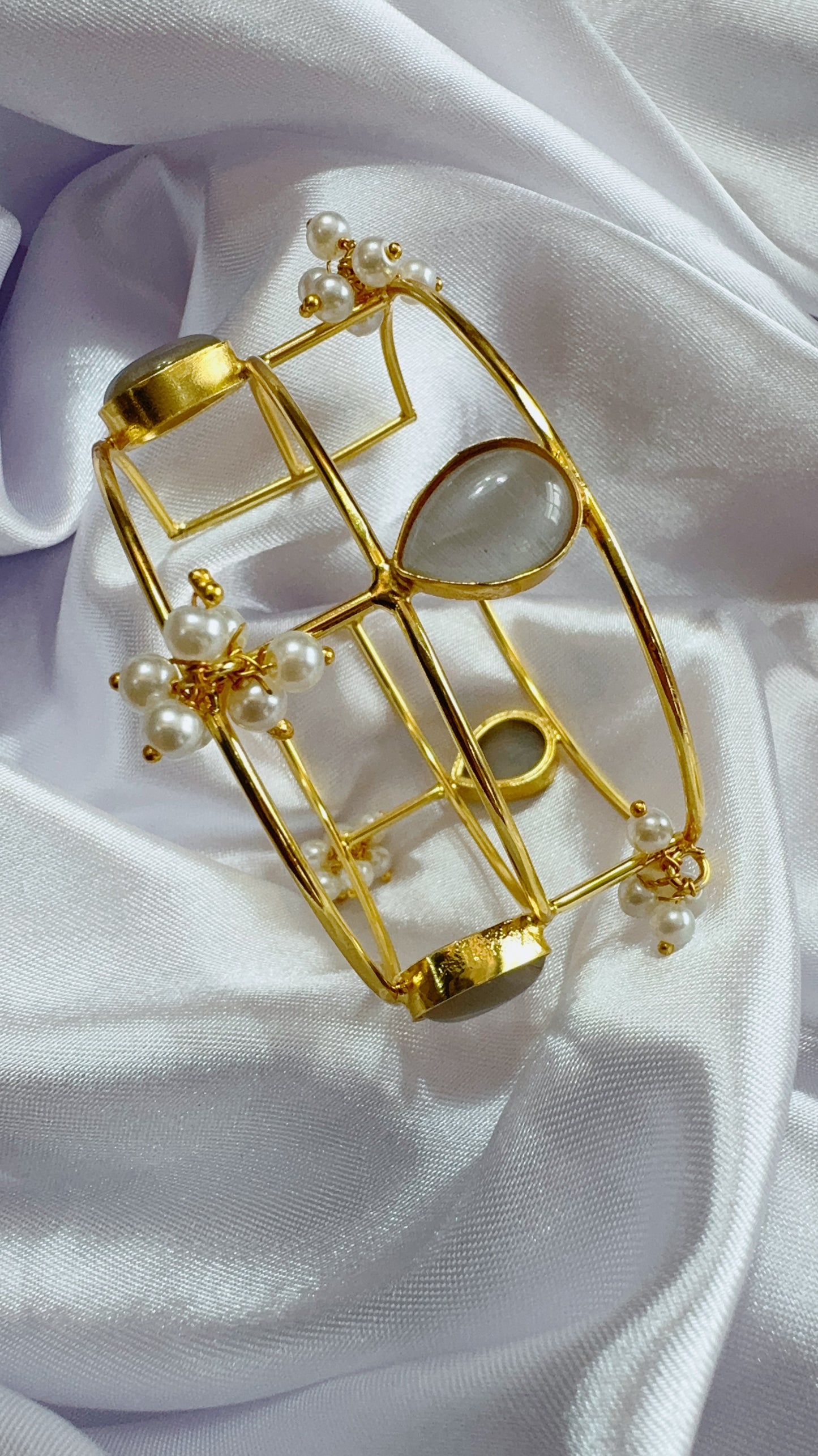 Elegant hand cuff with Pearls