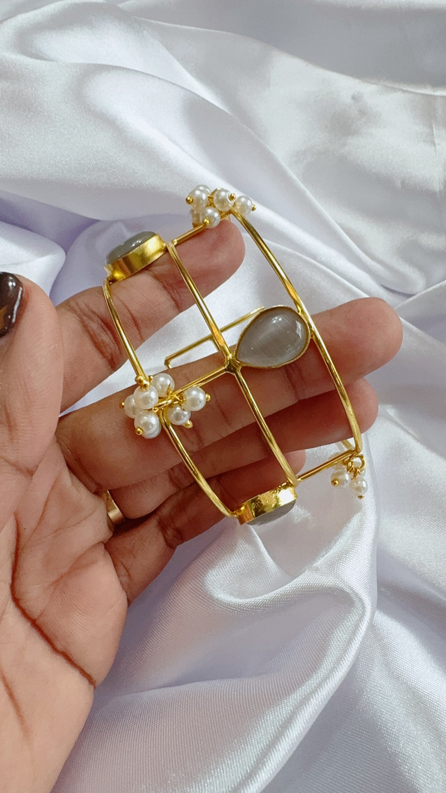 Elegant hand cuff with Pearls