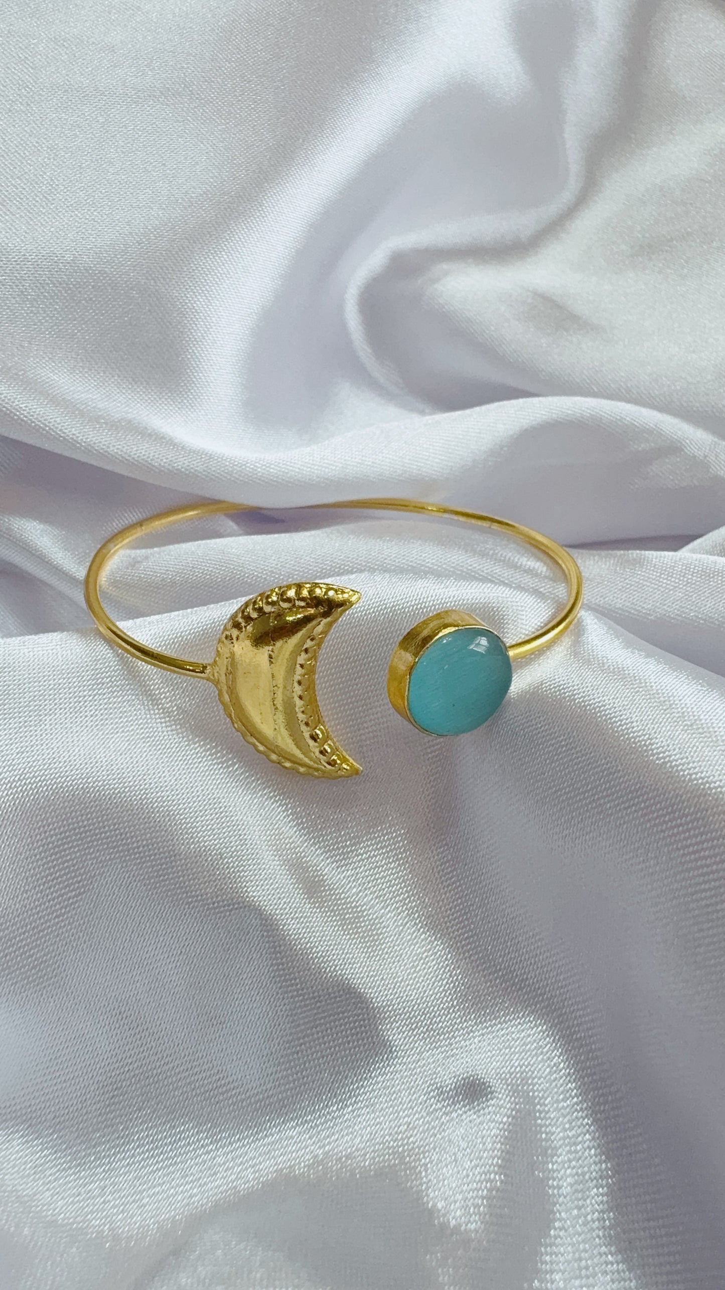 Elegant hand cuff with stone