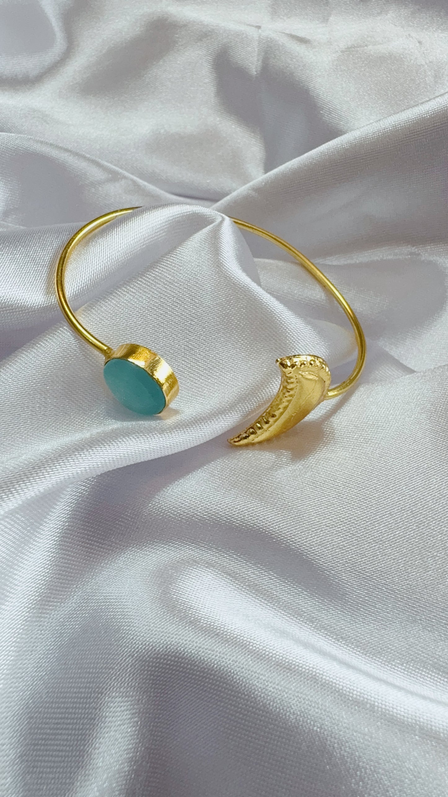 Elegant hand cuff with stone