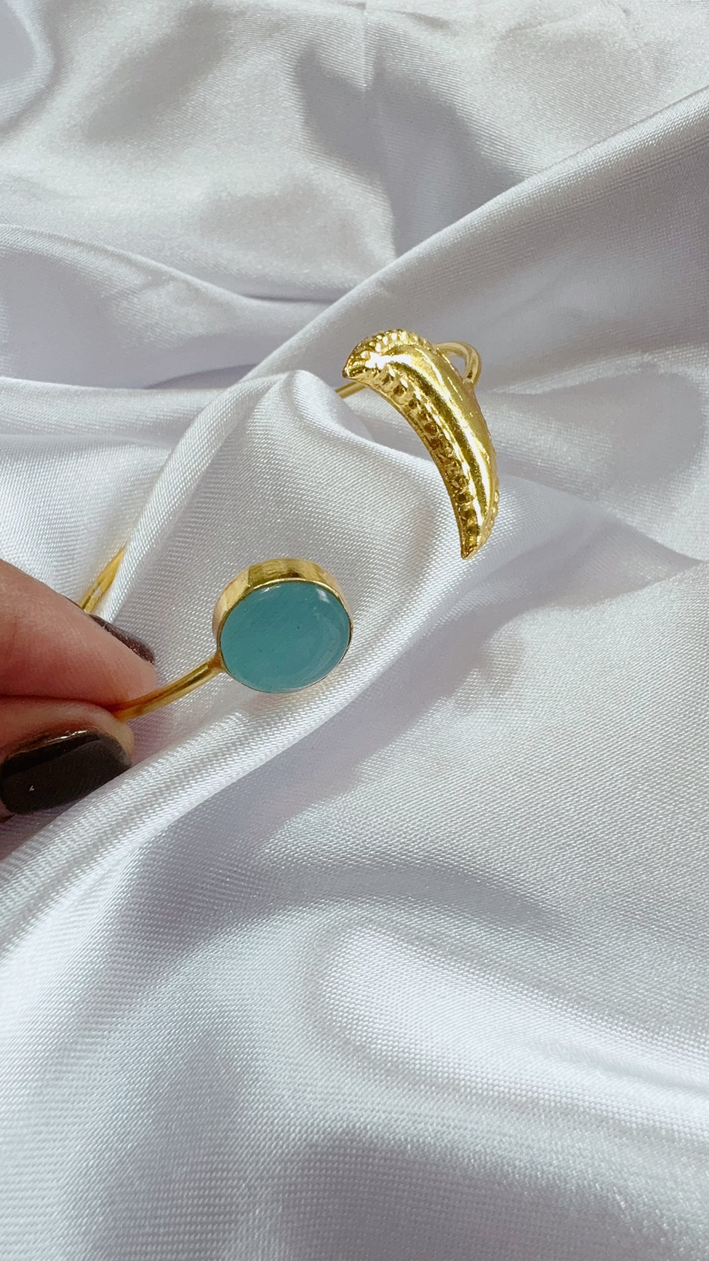 Elegant hand cuff with stone