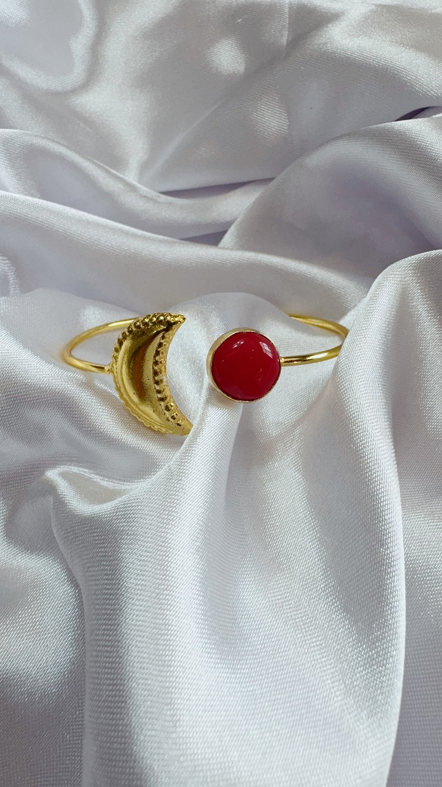 Elegant hand cuff with stone