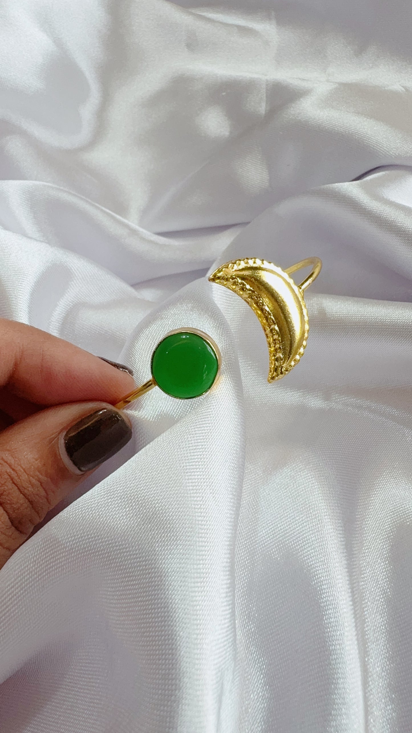 Elegant hand cuff with stone