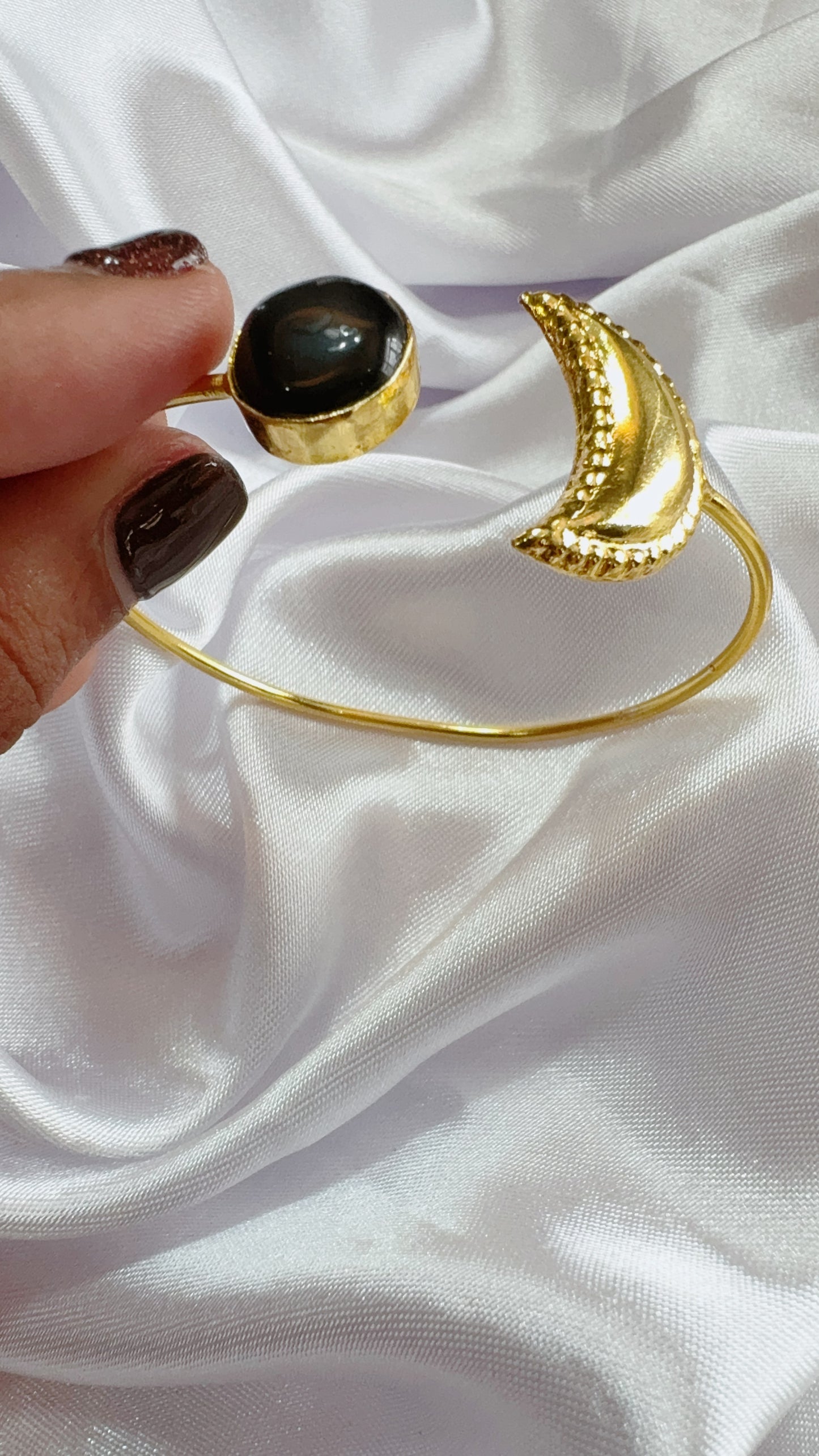 Elegant hand cuff with stone
