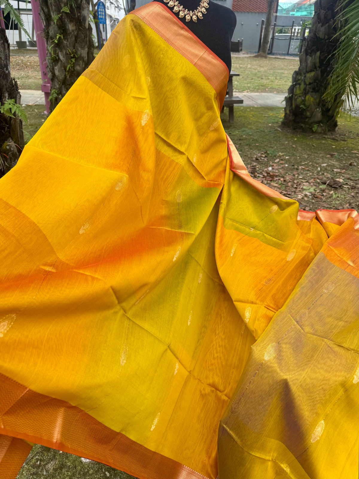 Shaded ❤️Maheswar silk cotton saree with zari border