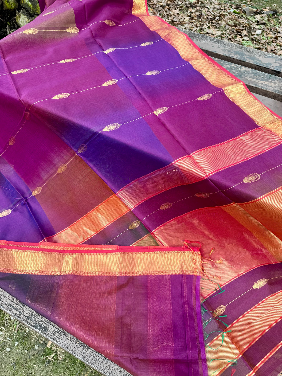 Shaded ❤️Maheswar silk cotton saree with zari border