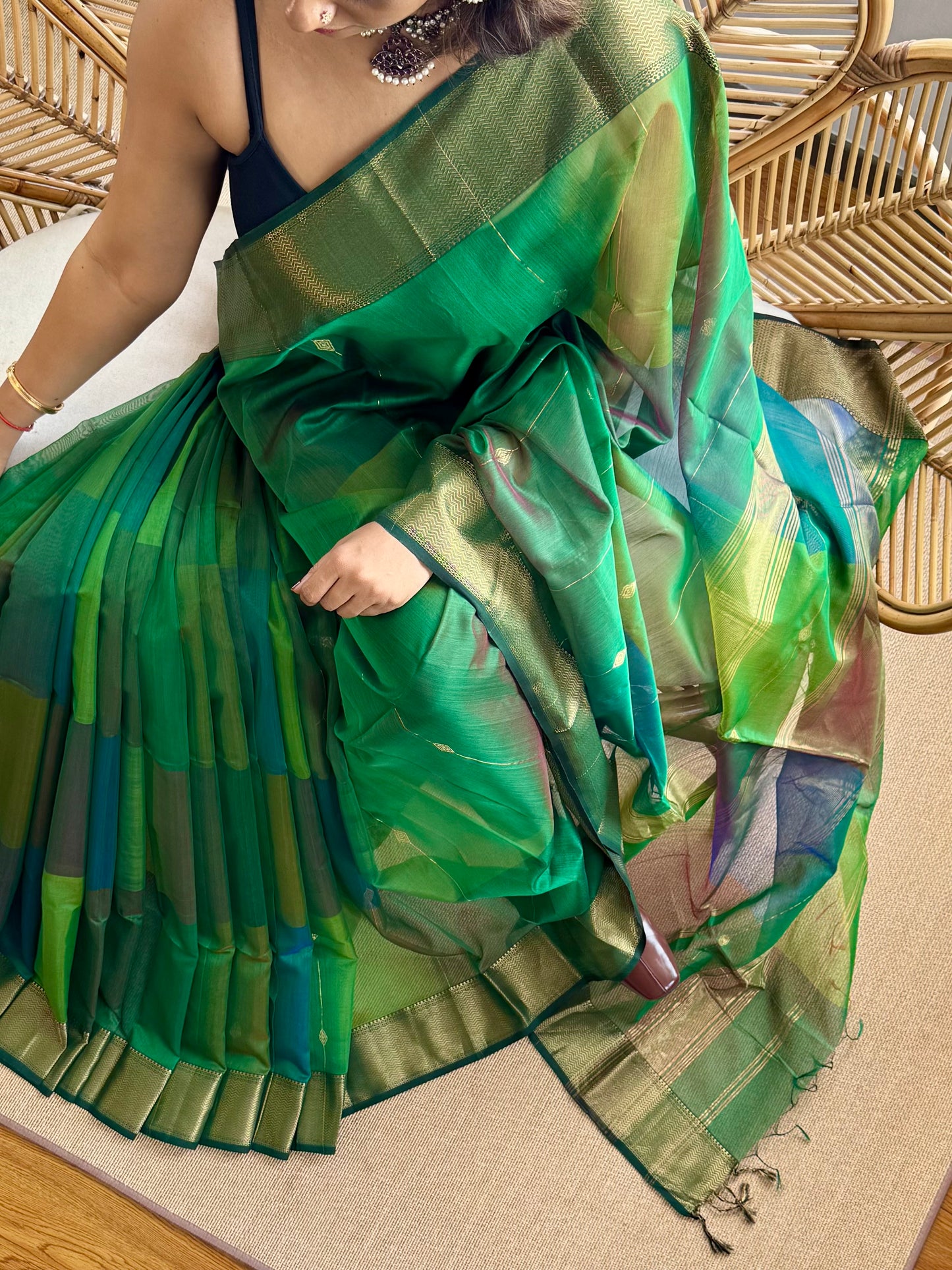 Shaded ❤️Maheswar silk cotton saree with zari border
