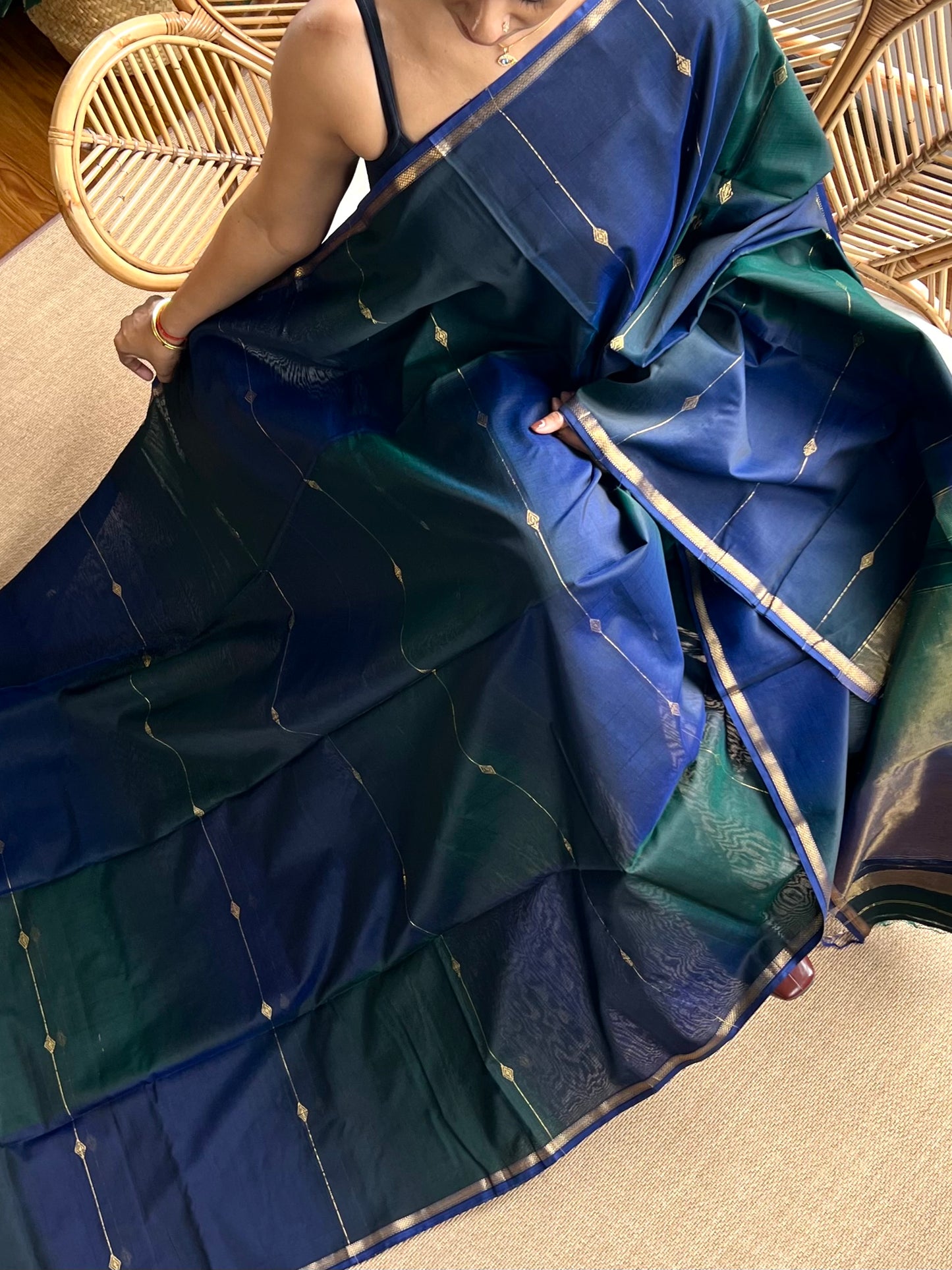 Shaded ❤️Maheswar silk cotton saree with small zari border