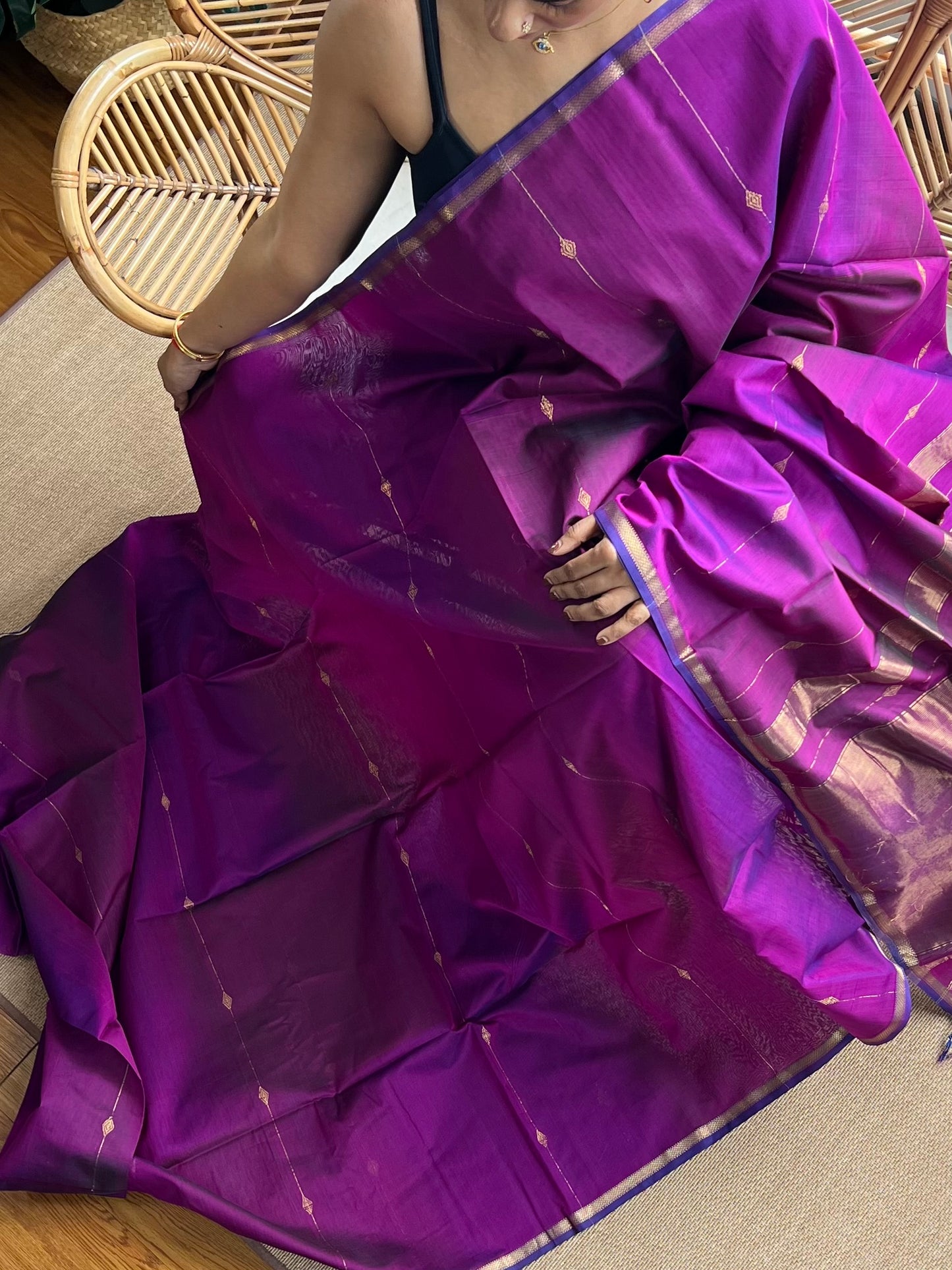 Shaded ❤️Maheswar silk cotton saree with small zari border