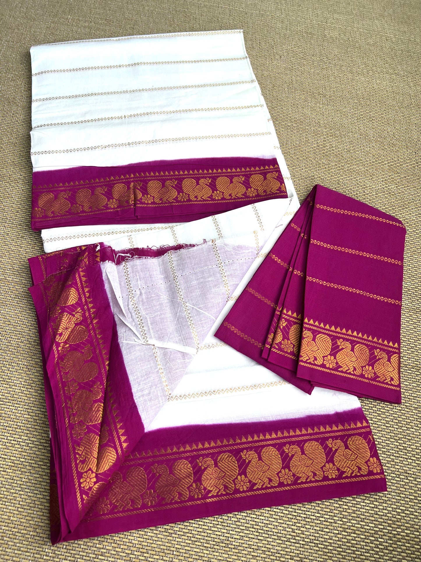 Madurai Sungudi  Velthaari saree with zari Border