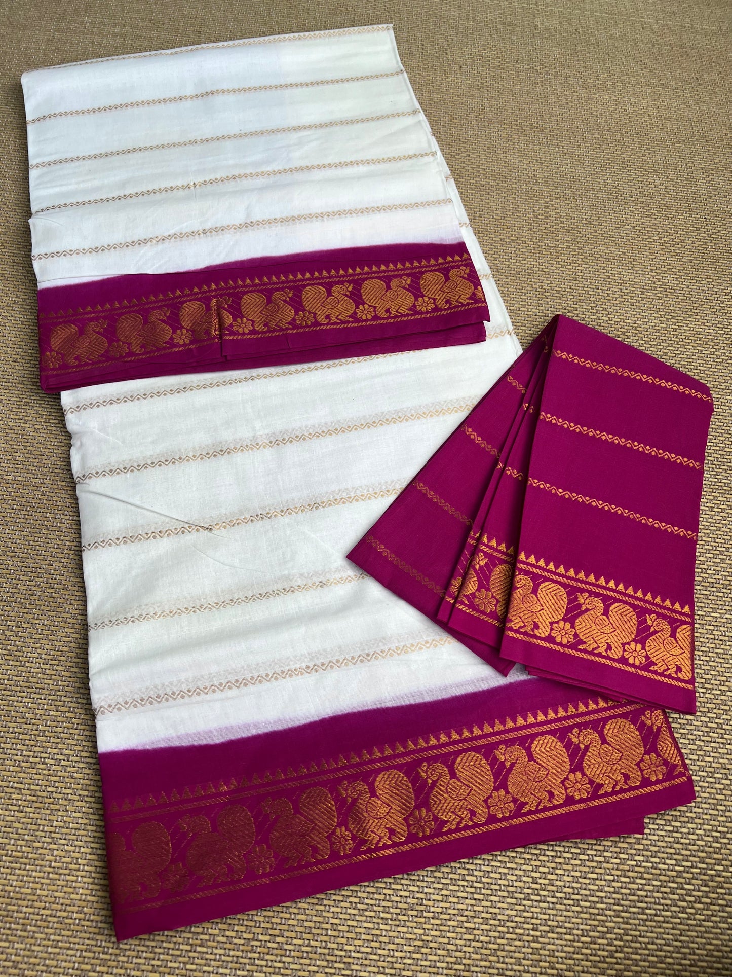 Madurai Sungudi  Velthaari saree with zari Border