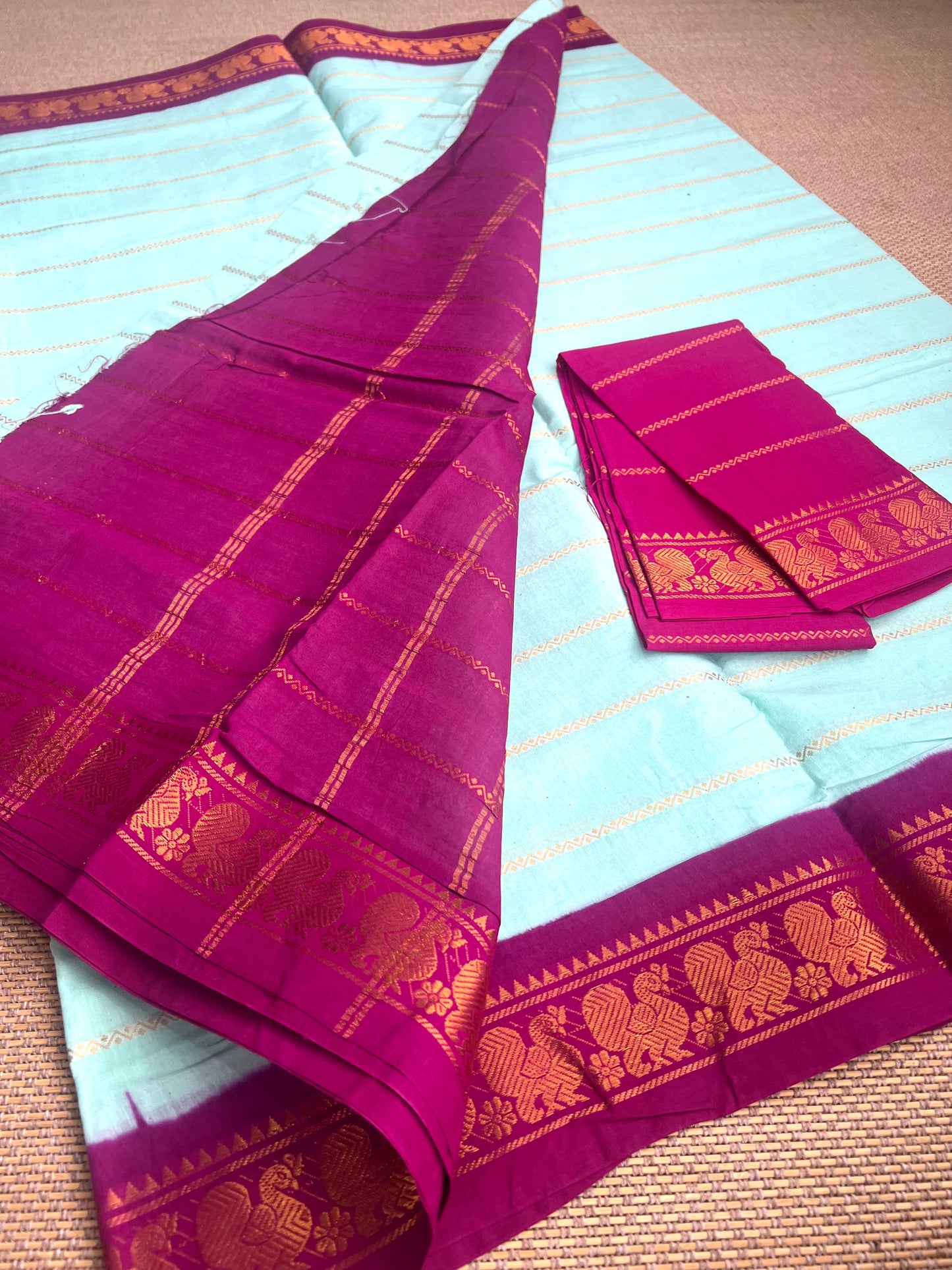 Madurai Sungudi  Velthaari saree with zari Border