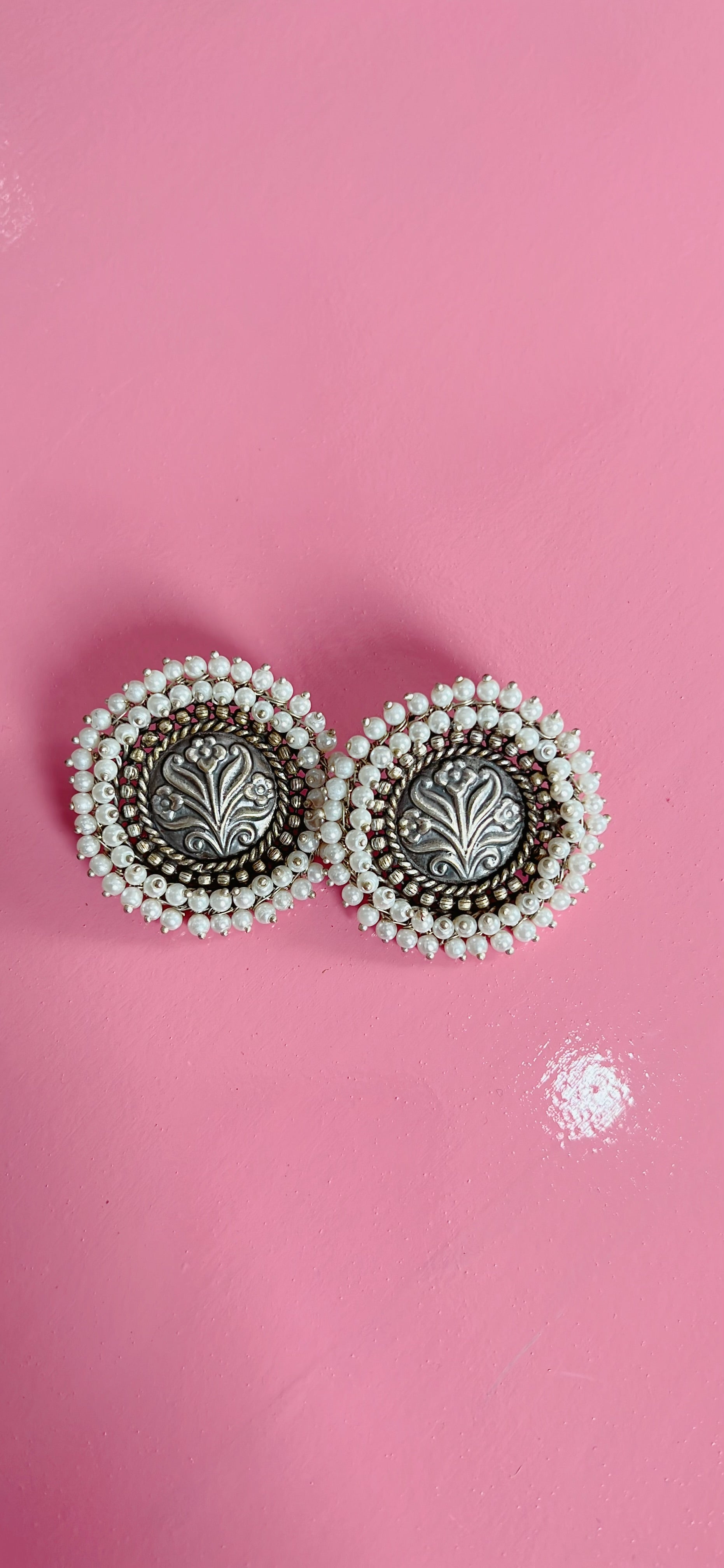 Oxidized silver stud with pearls