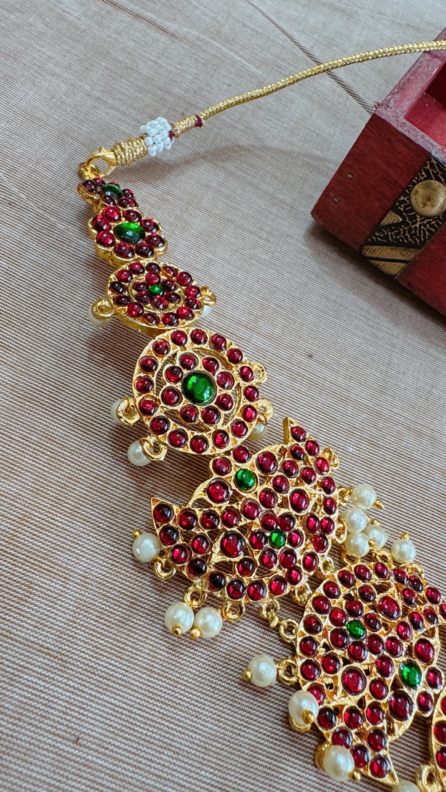 Azhagi - Handmade choker with kemp stones