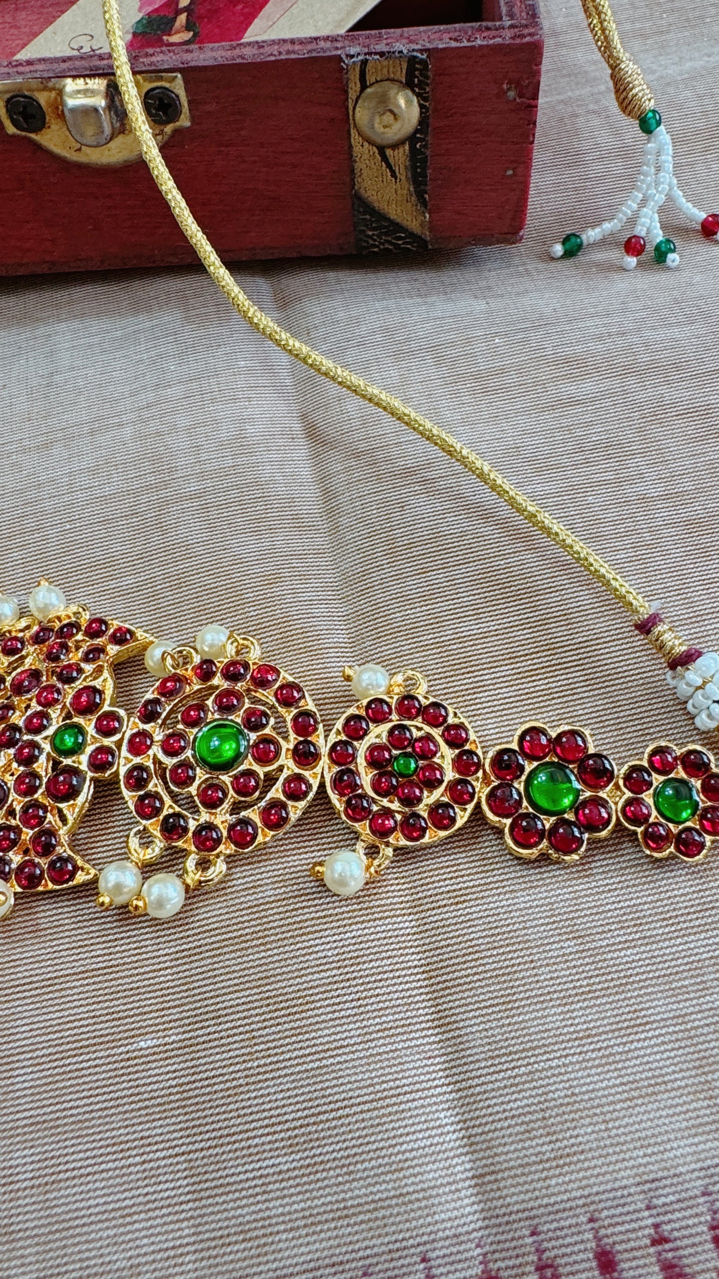 Azhagi - Handmade choker with kemp stones