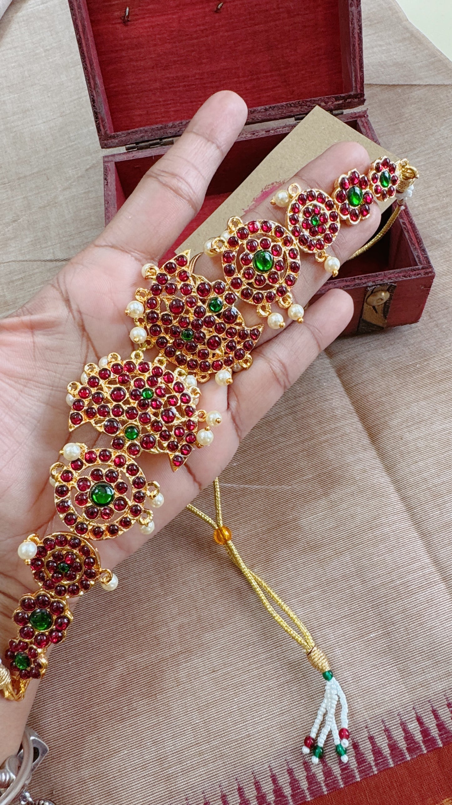 Azhagi - Handmade choker with kemp stones