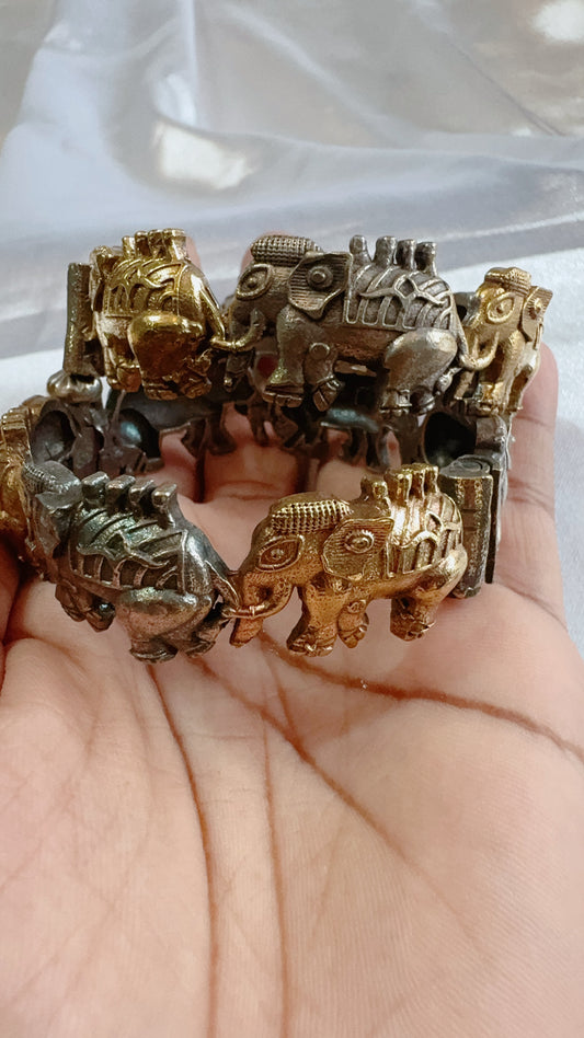 Screw type oxidized bangle