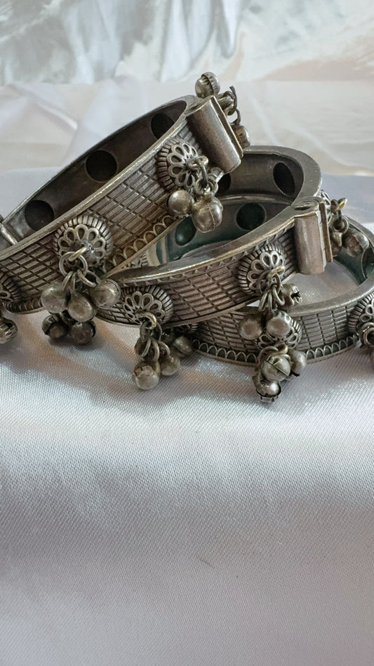 Screw type oxidized bangle with bells
