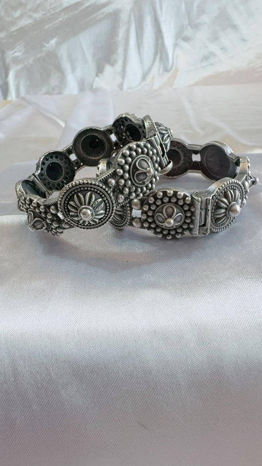 Screw type oxidized bangle