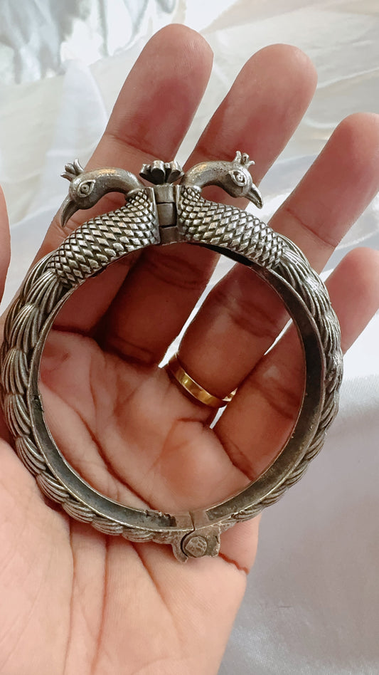 Screw type oxidized bangle
