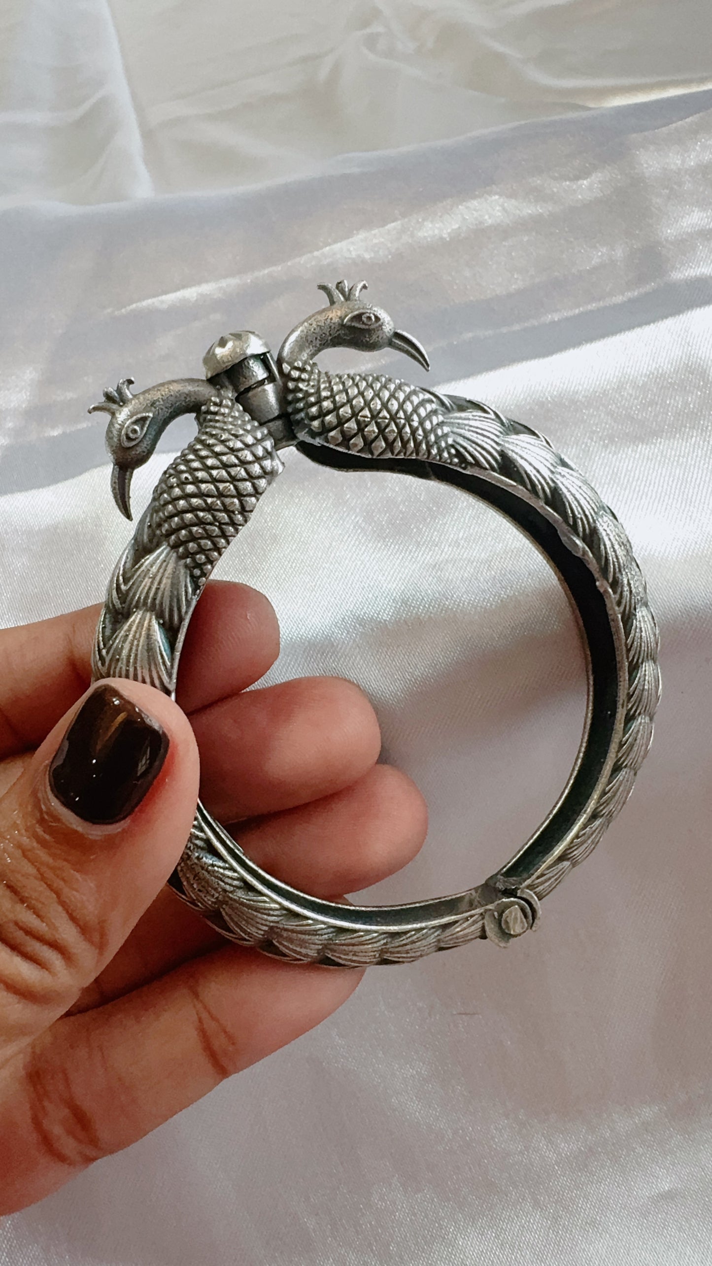 Screw type oxidized bangle