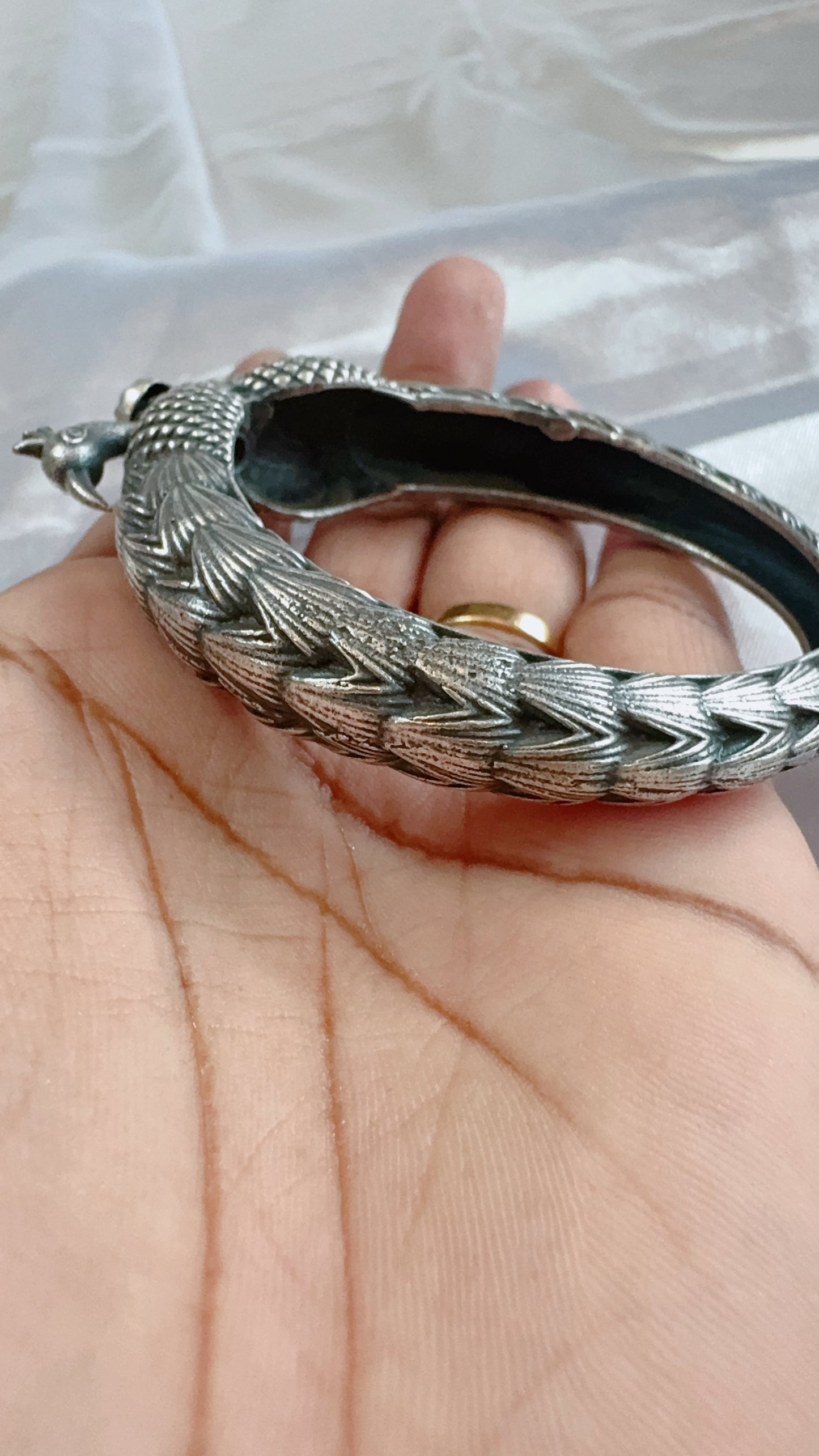 Screw type oxidized bangle