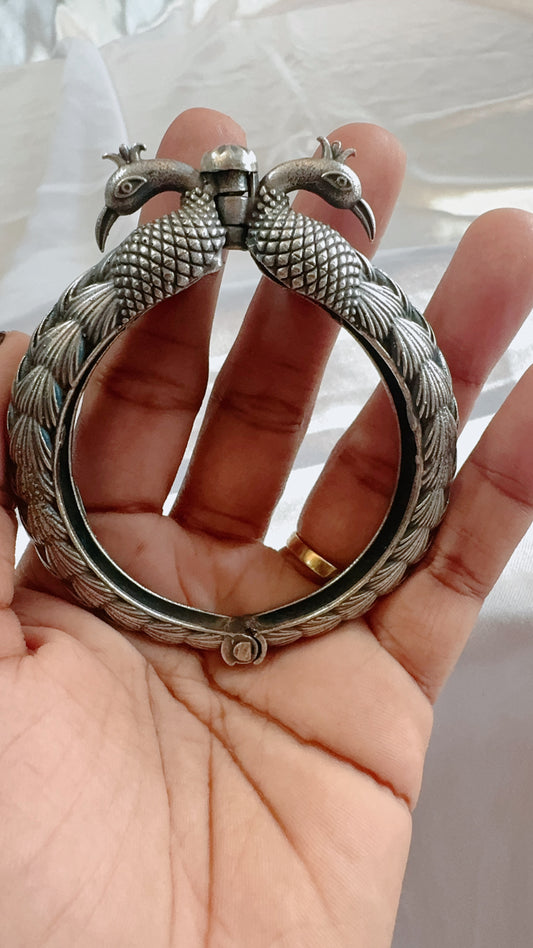 Screw type oxidized bangle