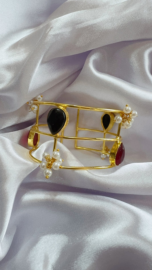 Elegant hand cuff with Pearls