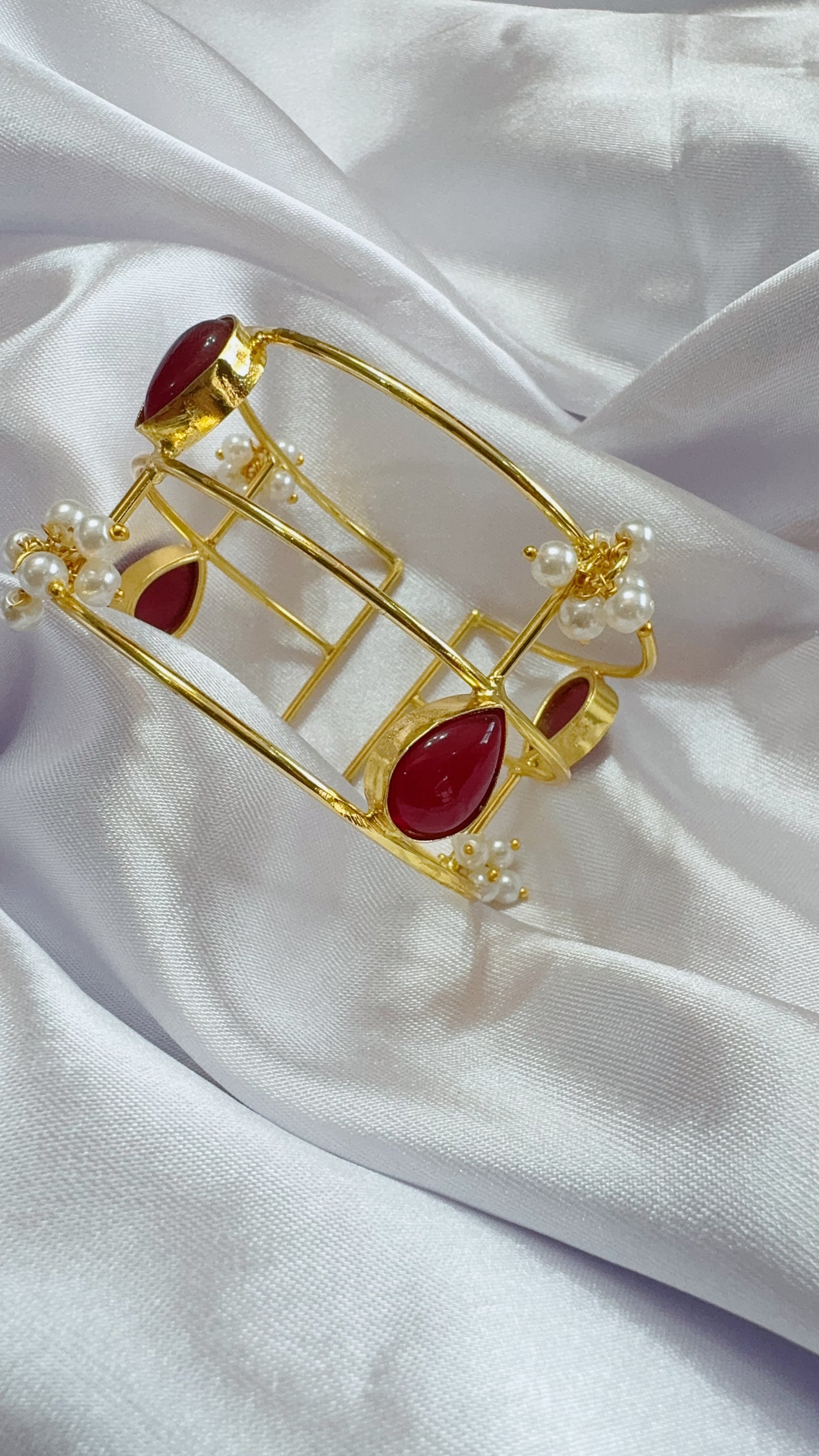 Elegant hand cuff with Pearls