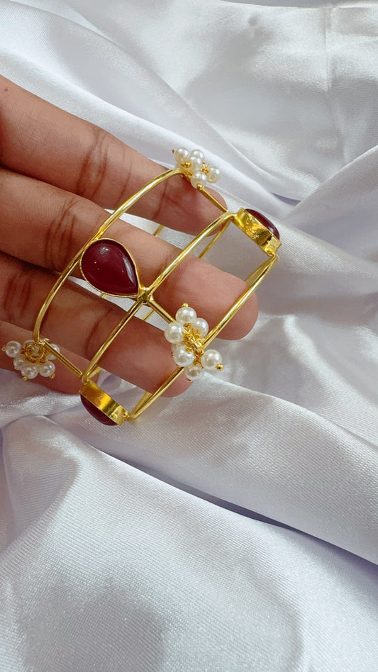Elegant hand cuff with Pearls