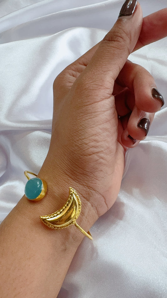 Elegant hand cuff with stone