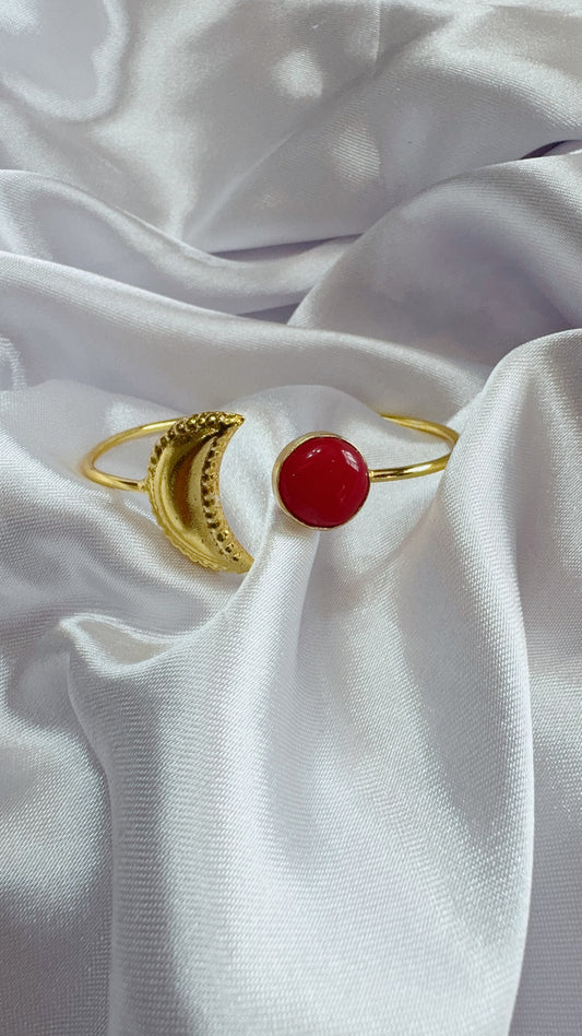Elegant hand cuff with stone