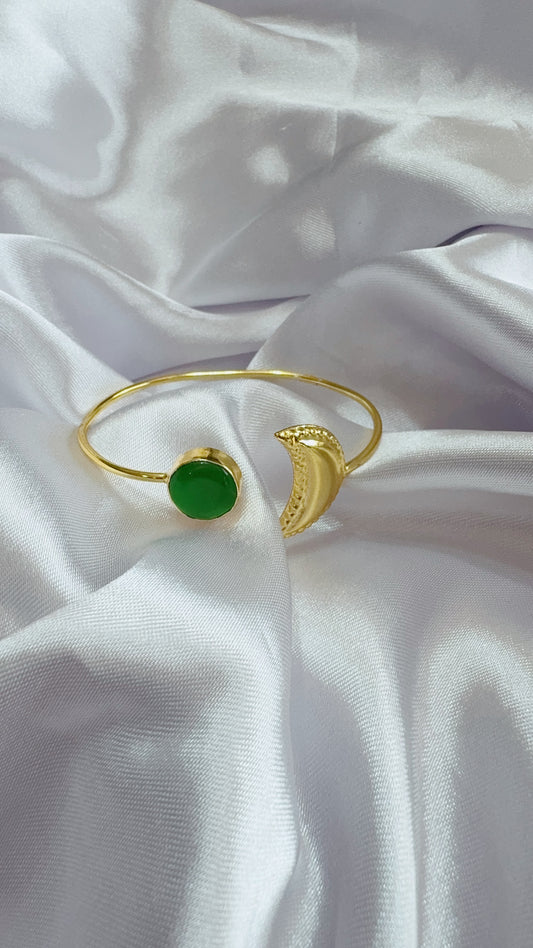 Elegant hand cuff with stone