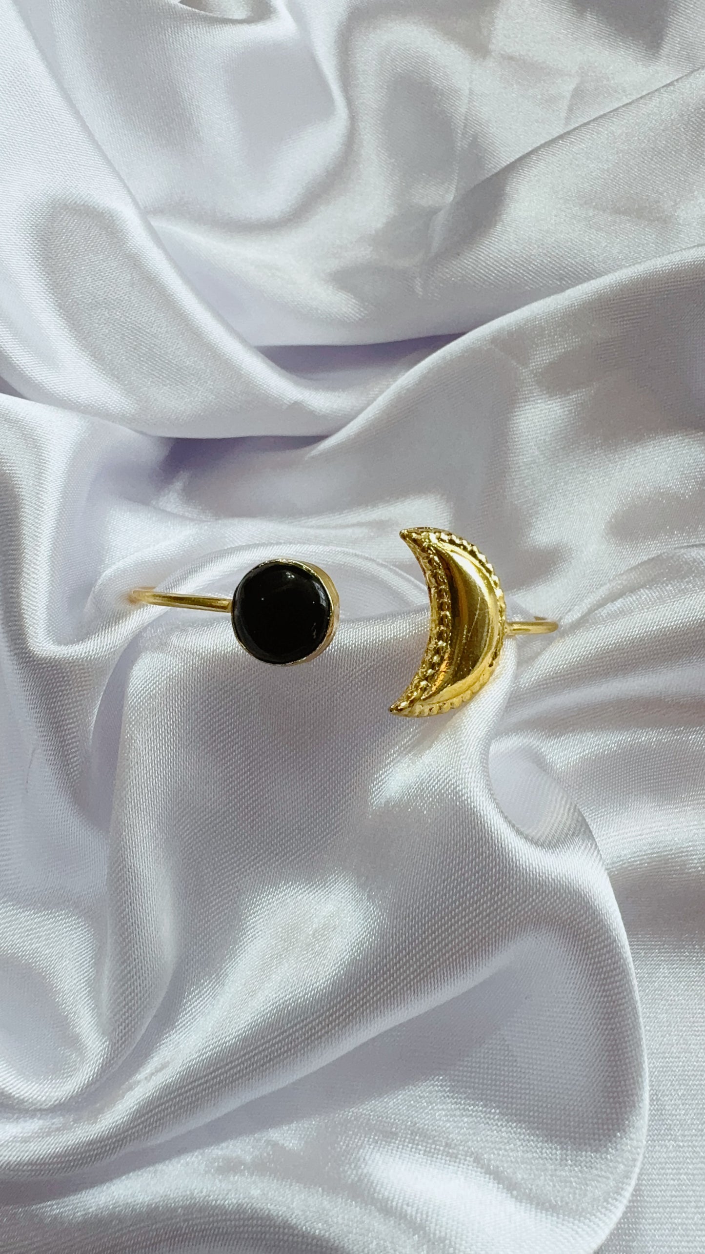 Elegant hand cuff with stone