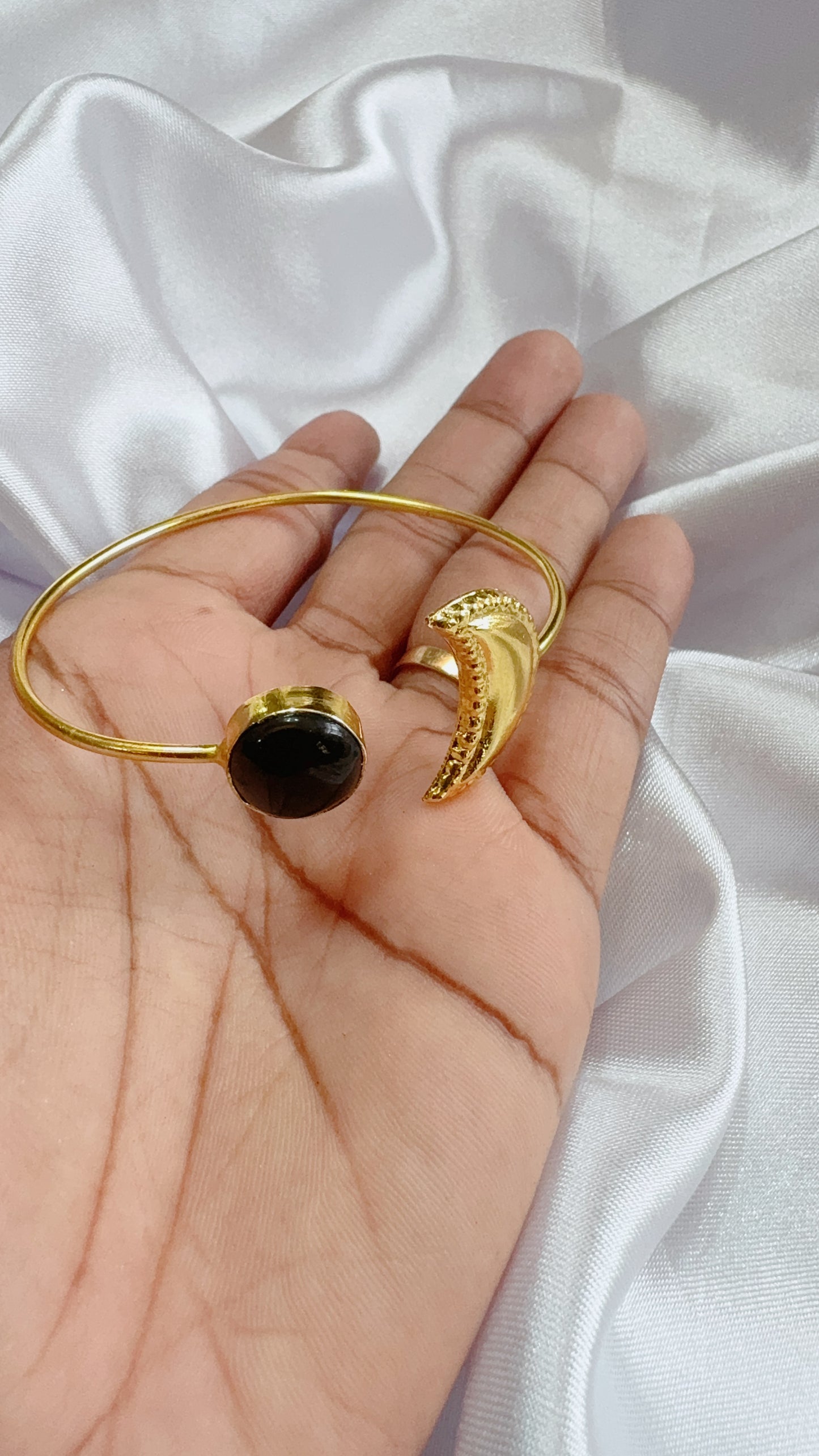 Elegant hand cuff with stone