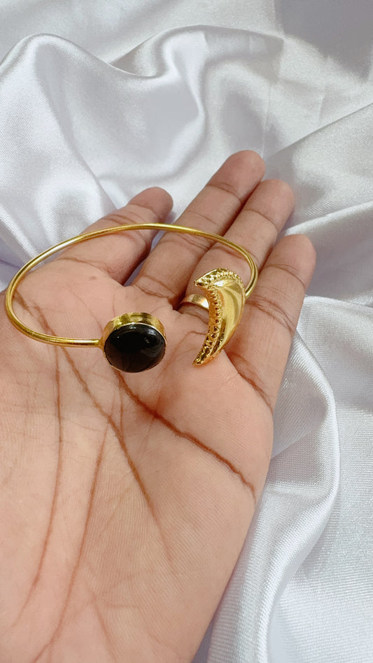 Elegant hand cuff with stone