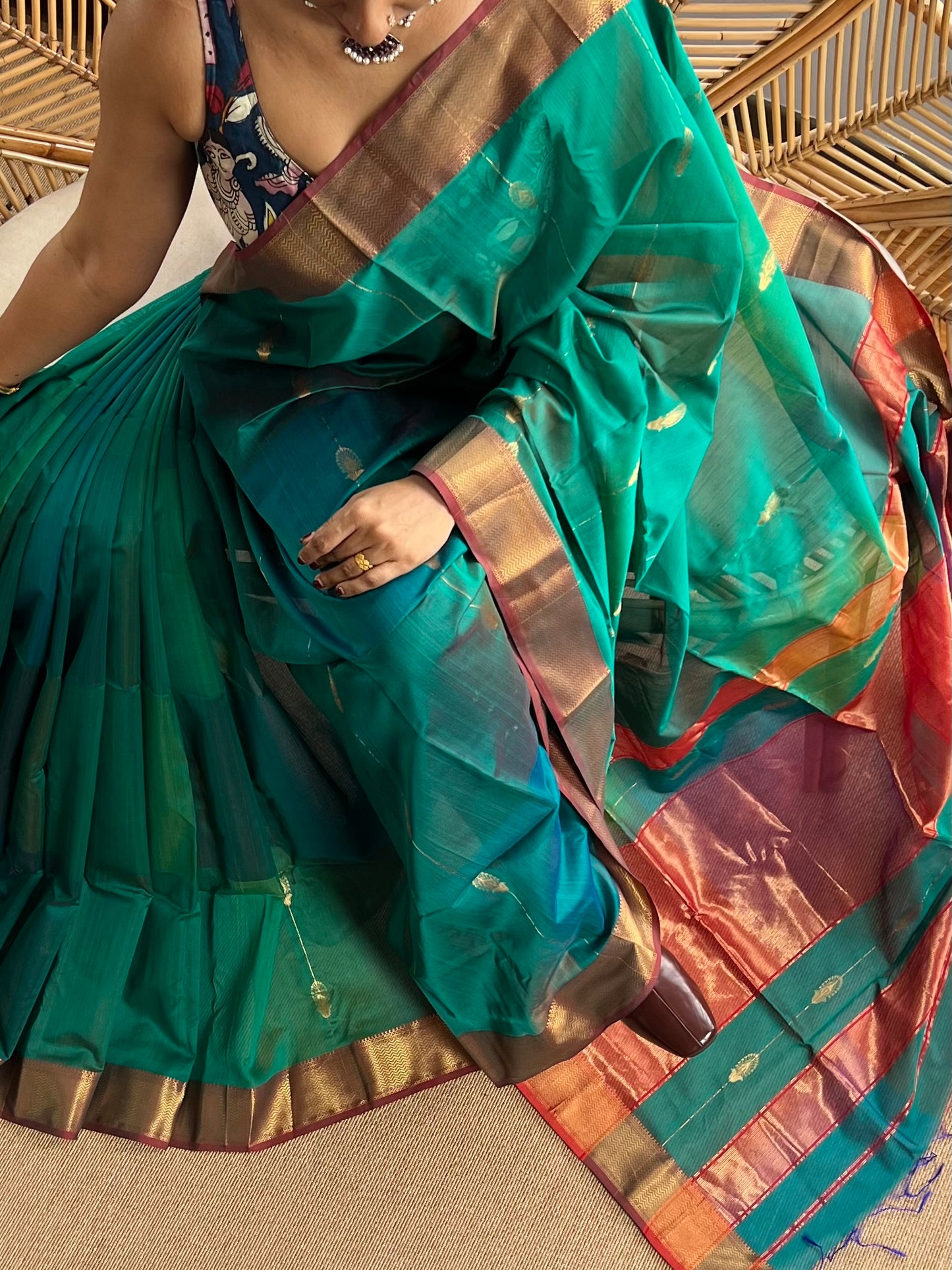 Shaded ❤️Maheswar silk cotton saree with zari border