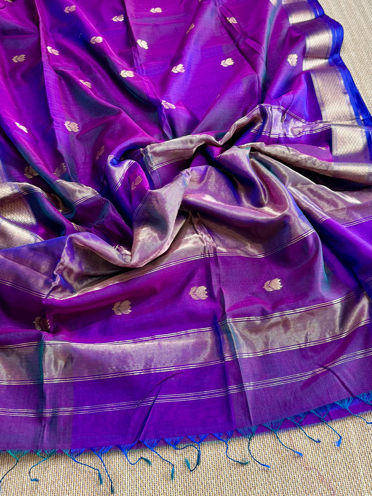 Shaded ❤️Maheswar silk cotton saree with zari border