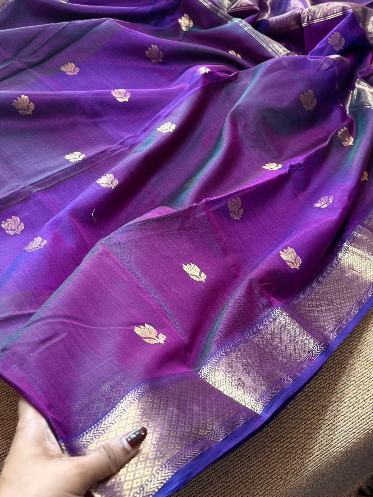 Shaded ❤️Maheswar silk cotton saree with zari border